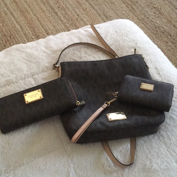 Michael Kors Handbags - Authentic Michael Kors Purse